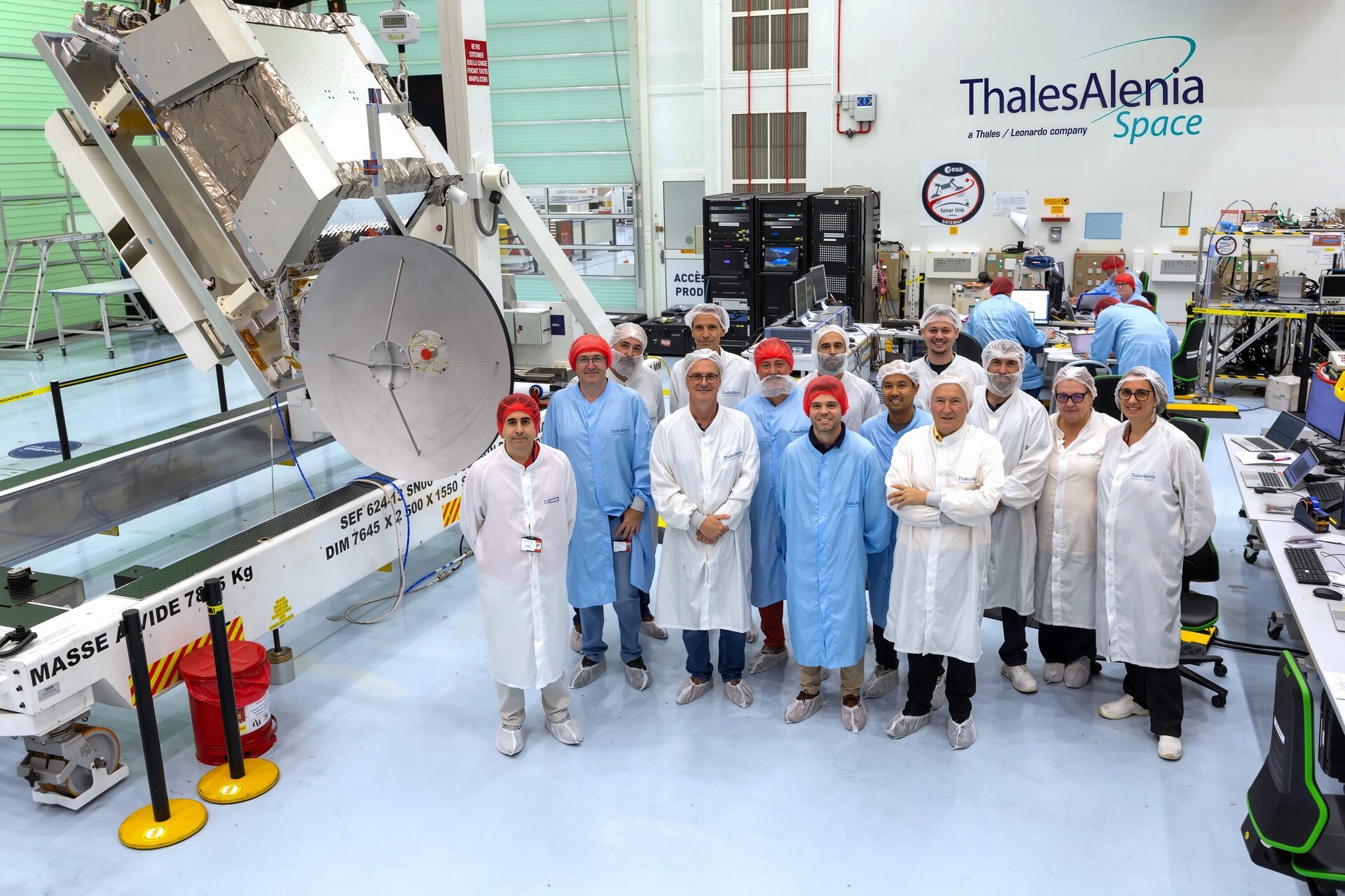 Группа инженеров команды Lunar Link и Космического центра Джонсона NASA в цехе Thales Alenia Space в Каннах