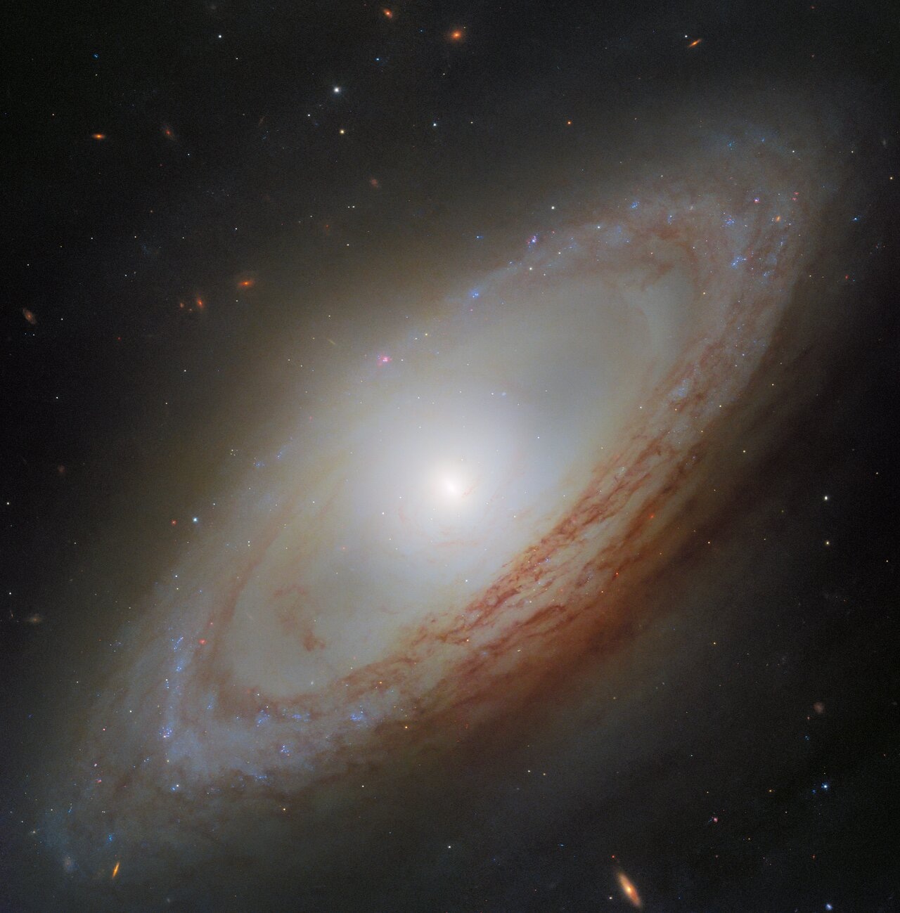 «Хаббл» снял спиральную галактику NGC 4698 с рукавами только на окраине диска