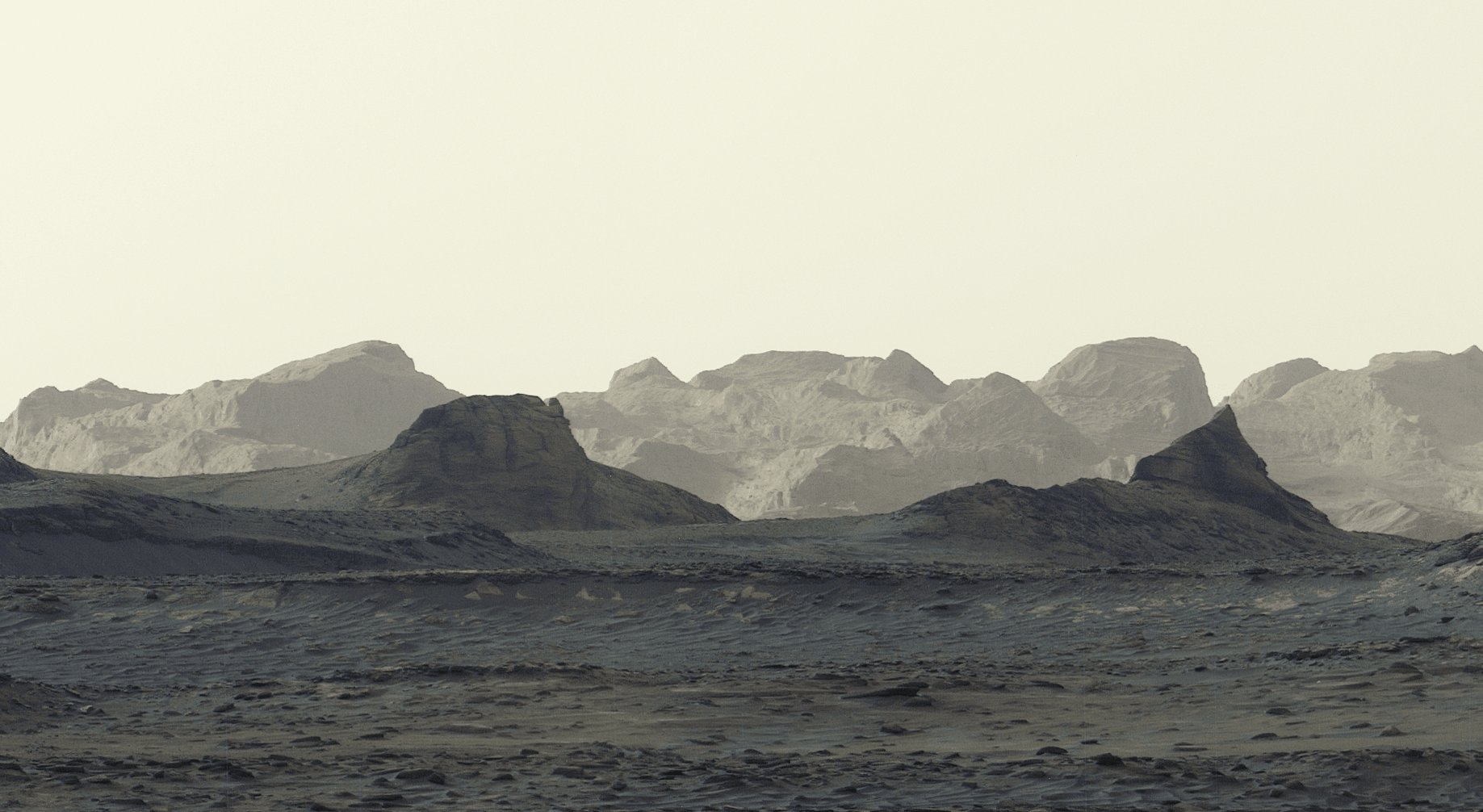 Марсианский пейзаж на рассвете, снятый марсоходом Curiosity: вдали тянутся гряды и скалы, выточенные ветром.