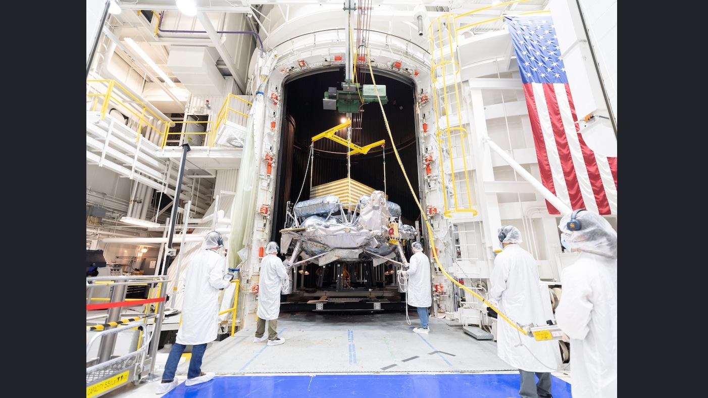 Инженеры краном опускают лунный посадочный модуль Griffin-1 внутрь большой термовакуумной камеры в испытательном зале JPL.